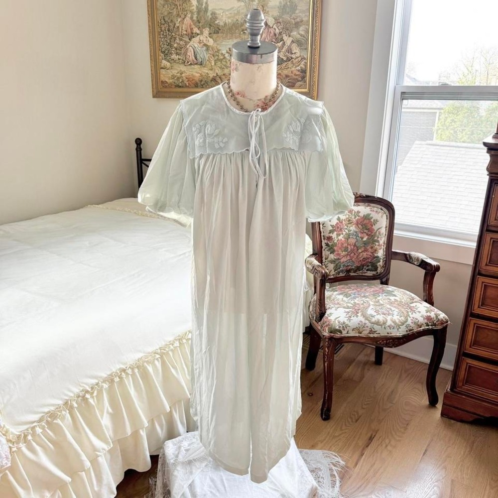 Blue embroidered‎ nightgown  Sans Souci size medium vintage mint nightgown